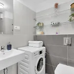 Modern With Ac, Balcony & Free Parking Bratislava