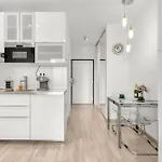 Apartman Modern With Ac, Balcony & Free Parking