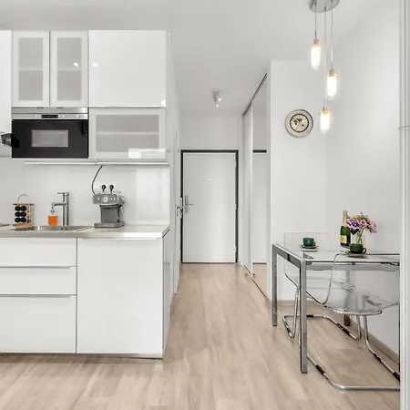 Apartment Modern With Ac, Balcony & Free Parking
