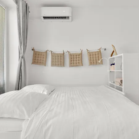 Modern With Ac, Balcony & Free Parking Lejlighed