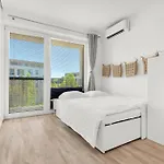 Modern With Ac, Balcony & Free Parking *