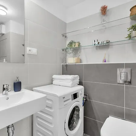 Slnecnice With Parking And 24 Hour Check In Братислава