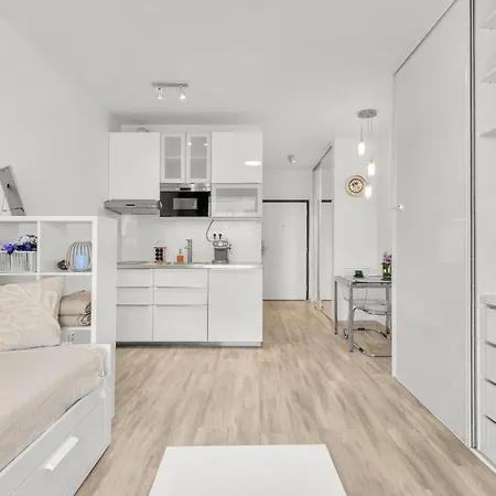 Slnecnice With Parking And 24 Hour Check In Братислава