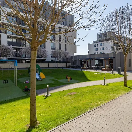 Modern With Ac, Balcony & Free Parking דירה